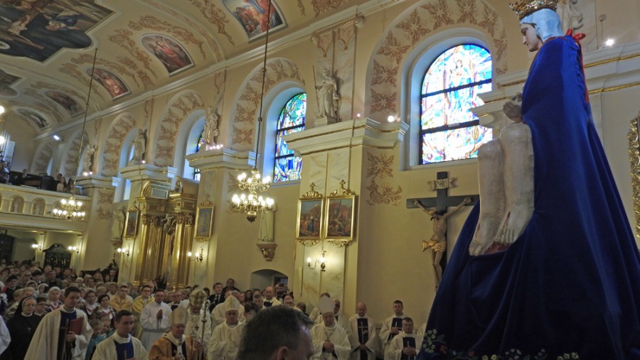 Pamiętny dzień w Hałcnowie. Tłumy wiernych przed bazyliką - foto