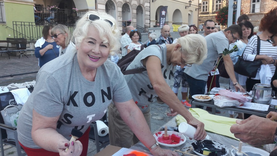 Moda na koszulki z napisem KONSTYTUCJA? Kolejka na Rynku - foto