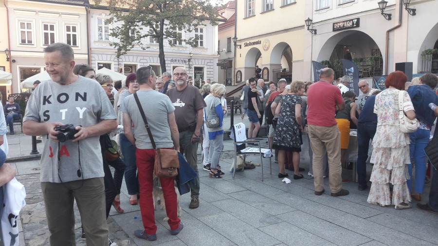 Moda na koszulki z napisem KONSTYTUCJA? Kolejka na Rynku - foto