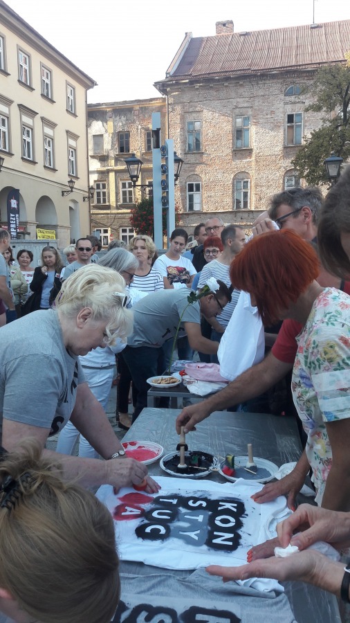 Moda na koszulki z napisem KONSTYTUCJA? Kolejka na Rynku - foto