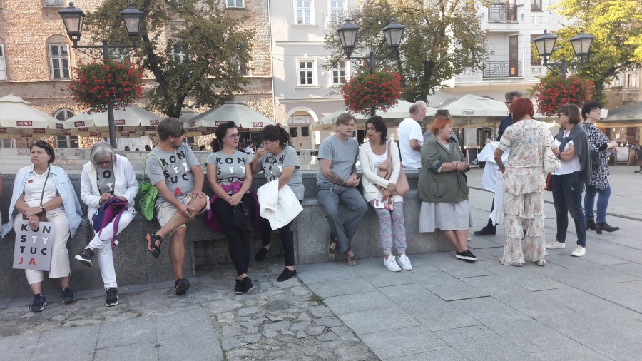 Moda na koszulki z napisem KONSTYTUCJA? Kolejka na Rynku - foto