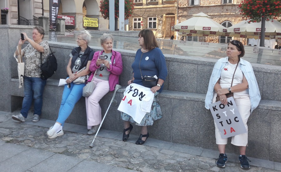 Moda na koszulki z napisem KONSTYTUCJA? Kolejka na Rynku - foto