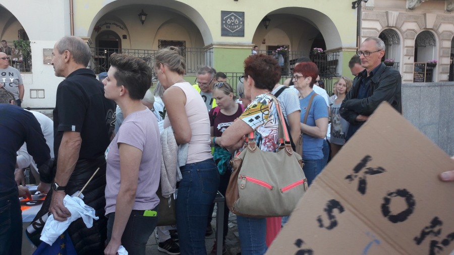 Moda na koszulki z napisem KONSTYTUCJA? Kolejka na Rynku - foto