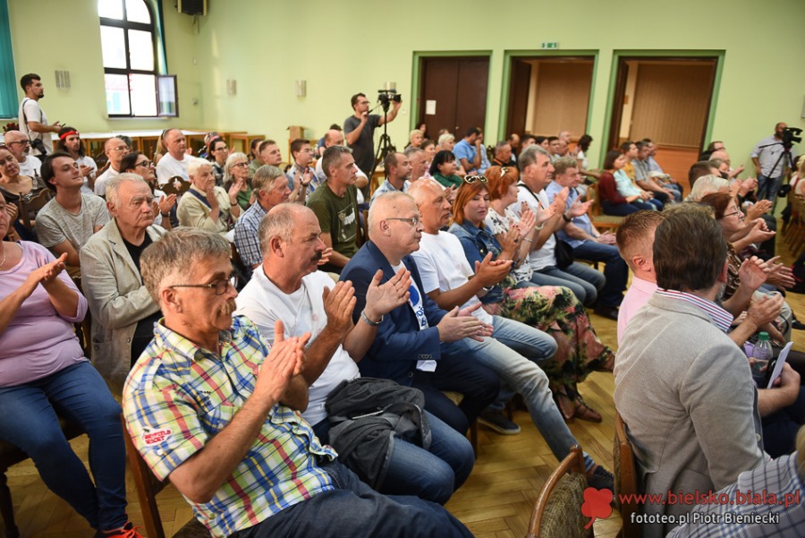 Skandal na pierwszej debacie. Wybuczany kandydat na radnego