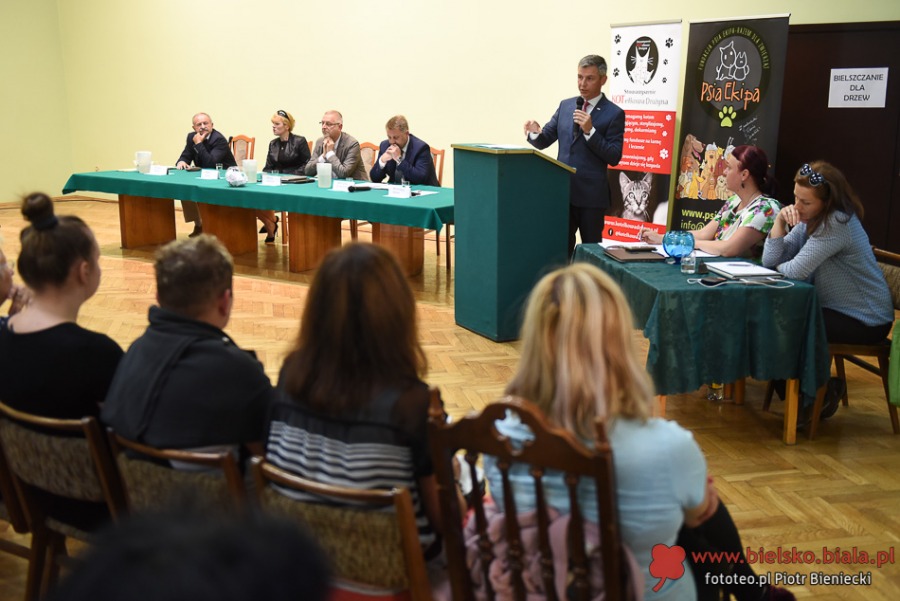 Skandal na pierwszej debacie. Wybuczany kandydat na radnego