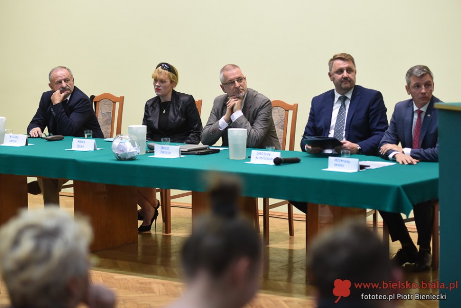 Skandal na pierwszej debacie. Wybuczany kandydat na radnego
