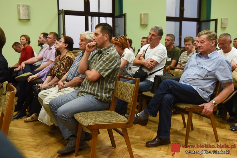 Skandal na pierwszej debacie. Wybuczany kandydat na radnego
