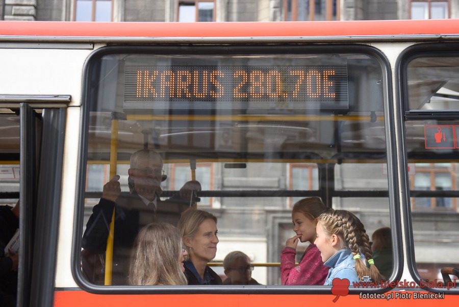 Historyczny kurs kultowego autobusu. Dyrektor MZK przedstawia