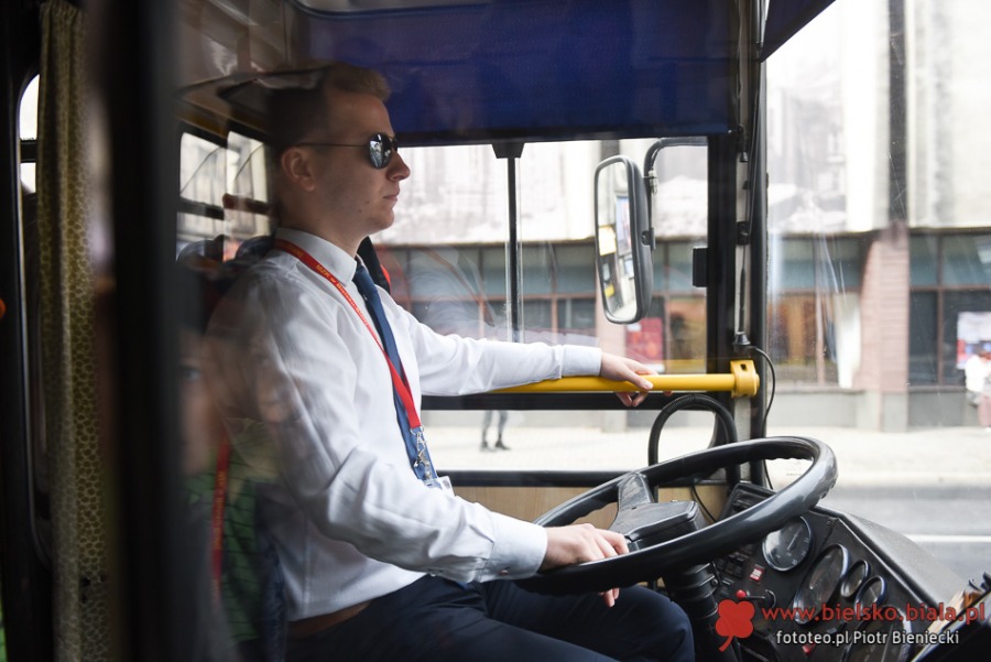 Historyczny kurs kultowego autobusu. Dyrektor MZK przedstawia