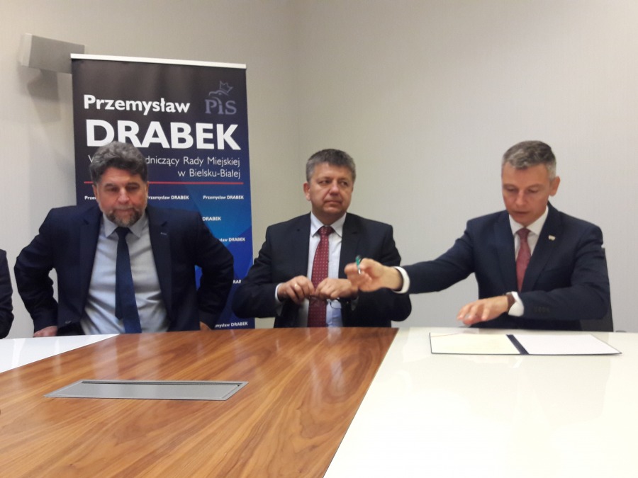 Drabek podpisał umowę ze starostami sąsiednich powiatów