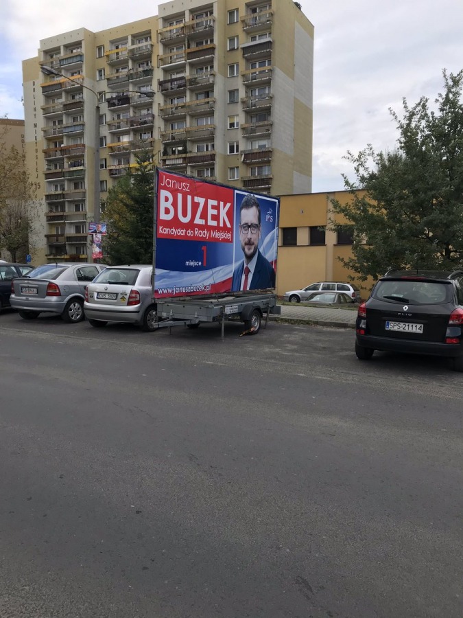 Zastawiają miejsca parkingowe. "W trosce o nasze miasto" - foto