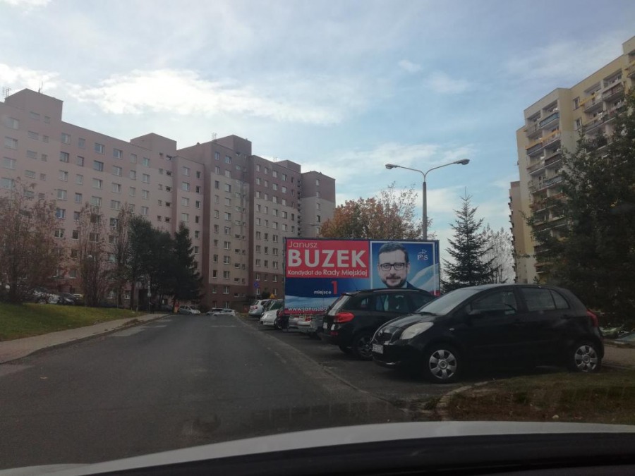 Zastawiają miejsca parkingowe. "W trosce o nasze miasto" - foto