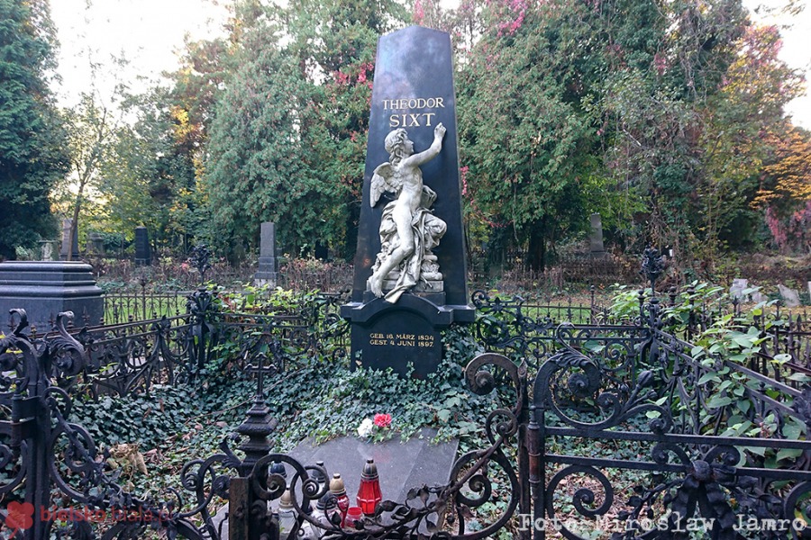 Zapomniane bielskie „Powązki”. Brama często jest zamknięta - foto