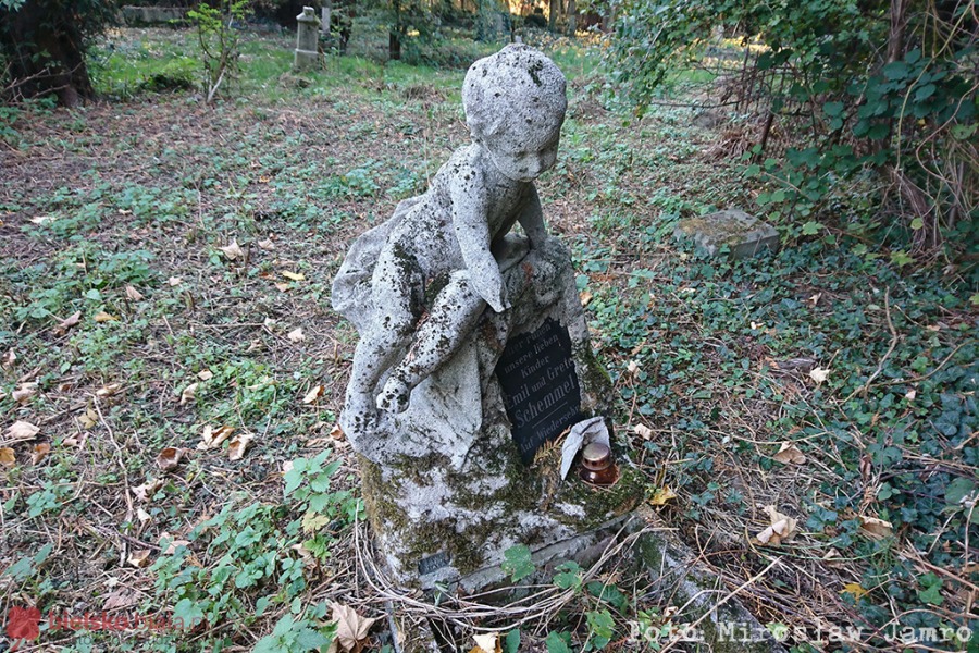 Zapomniane bielskie „Powązki”. Brama często jest zamknięta - foto