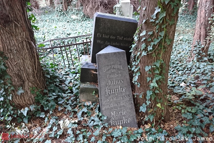Zapomniane bielskie „Powązki”. Brama często jest zamknięta - foto