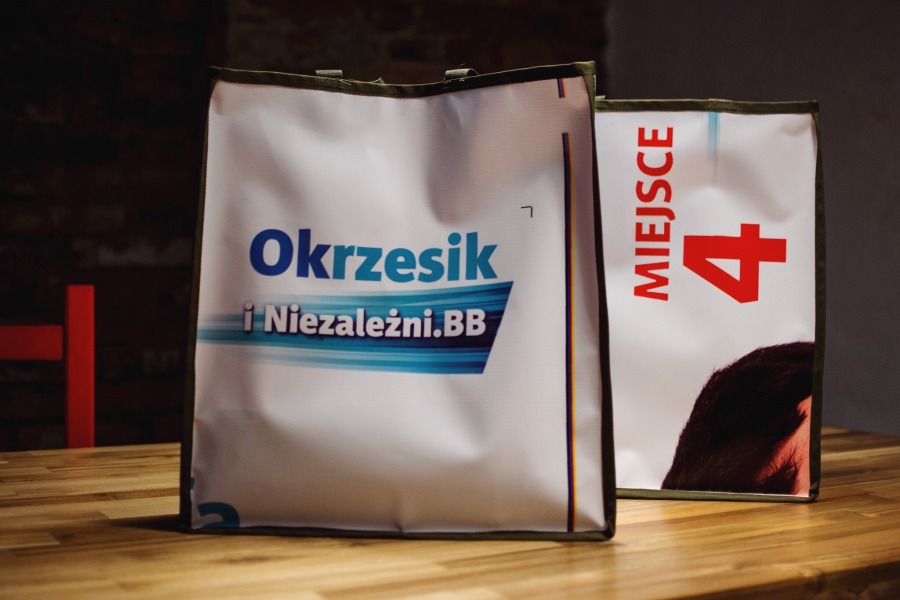 Szyją torby z banerów wyborczych. „Dajcie nam swoje banery!”