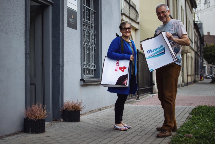 Szyją torby z banerów wyborczych. „Dajcie nam swoje banery!”
