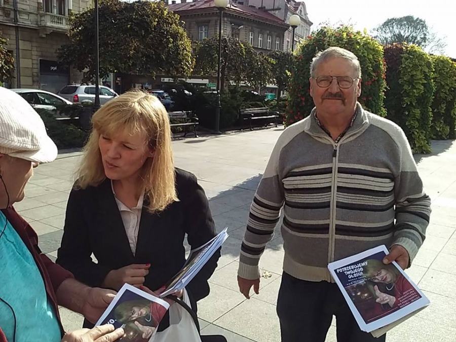 Klimaszewski rozdawał grochówkę. Obok agitowała Monika Socha - foto