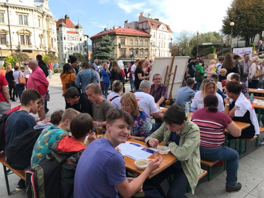Klimaszewski rozdawał grochówkę. Obok agitowała Monika Socha - foto