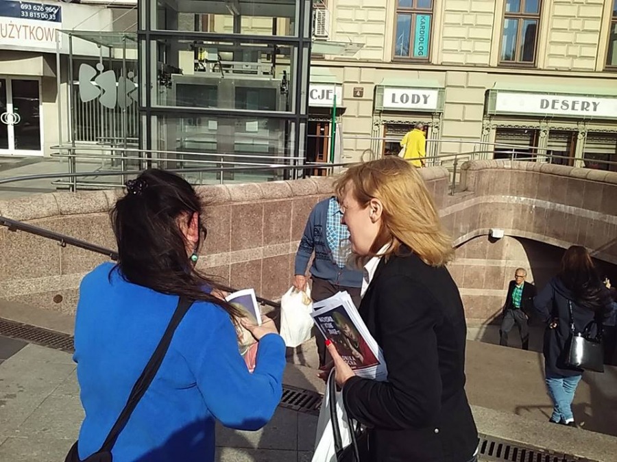 Klimaszewski rozdawał grochówkę. Obok agitowała Monika Socha - foto