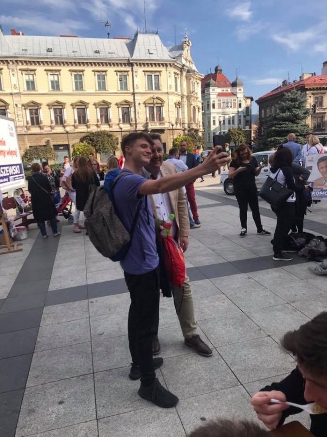 Klimaszewski rozdawał grochówkę. Obok agitowała Monika Socha - foto