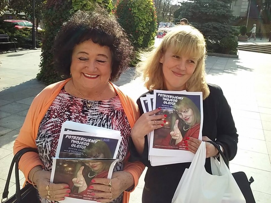 Klimaszewski rozdawał grochówkę. Obok agitowała Monika Socha - foto