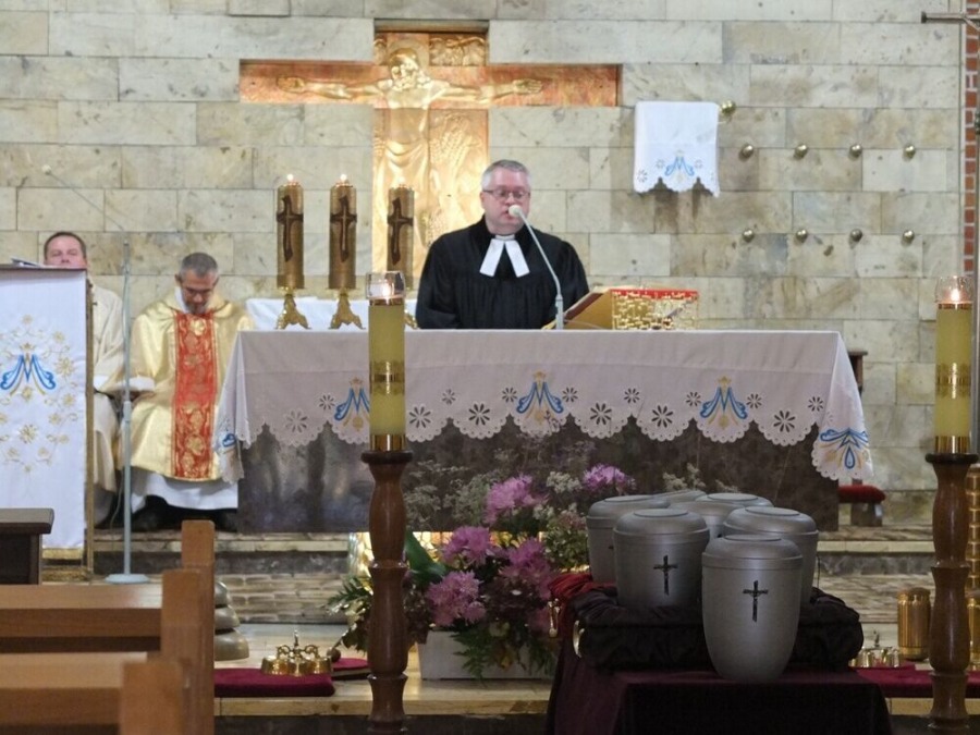 Wspólny pochówek dzieci zmarłych przed urodzeniem - foto