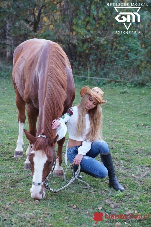 Zimą narty, a latem konie. Podpatrzona sesja ze śliczną Luizą - foto