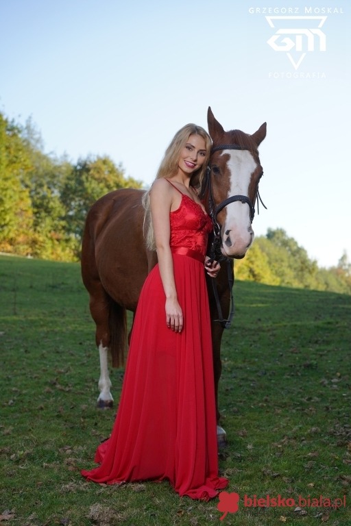 Zimą narty, a latem konie. Podpatrzona sesja ze śliczną Luizą - foto
