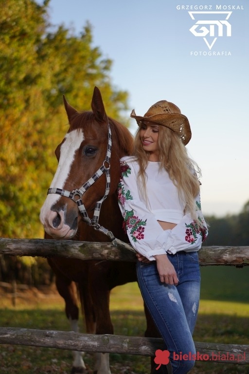 Zimą narty, a latem konie. Podpatrzona sesja ze śliczną Luizą - foto