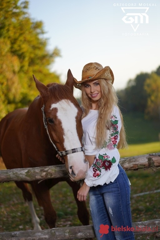 Zimą narty, a latem konie. Podpatrzona sesja ze śliczną Luizą - foto