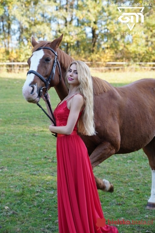 Zimą narty, a latem konie. Podpatrzona sesja ze śliczną Luizą - foto