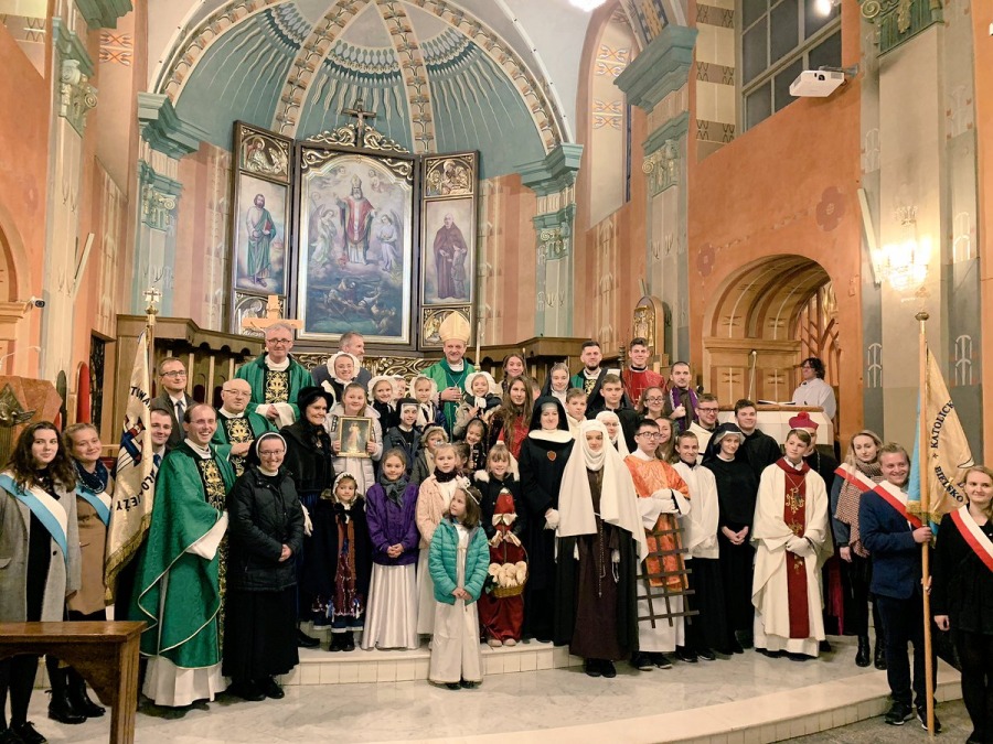 Korowód z doczesnymi szczątkami świętych. Przez miasto z modlitwą na ustach - foto