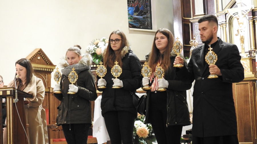 Korowód z doczesnymi szczątkami świętych. Przez miasto z modlitwą na ustach - foto