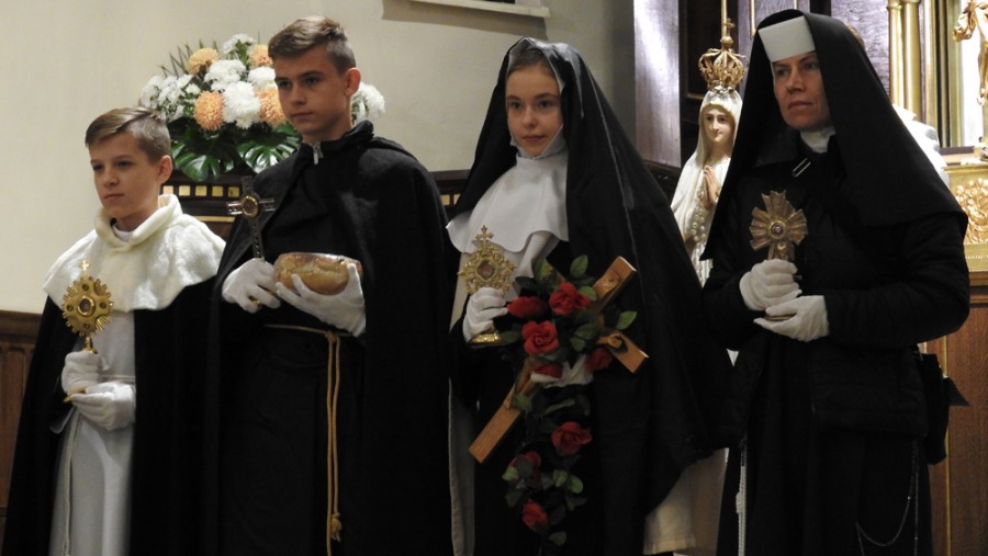 Korowód z doczesnymi szczątkami świętych. Przez miasto z modlitwą na ustach - foto