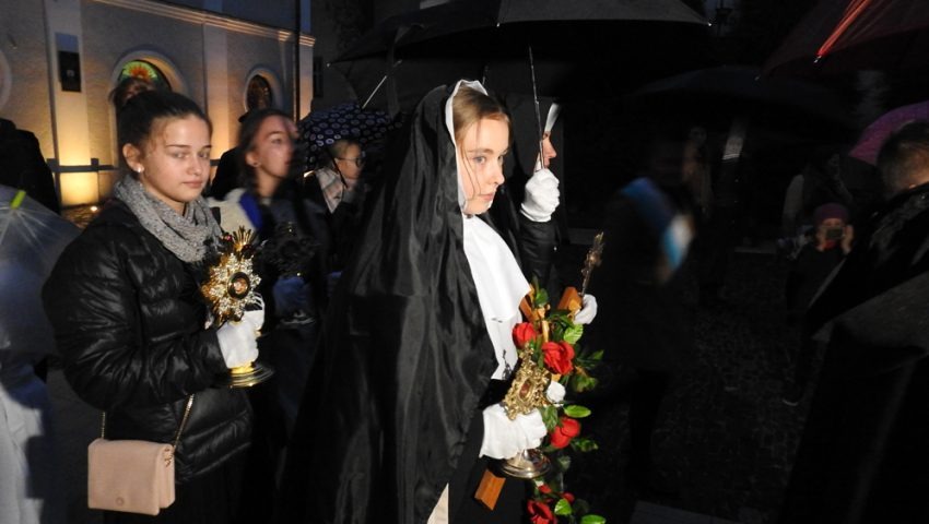 Korowód z doczesnymi szczątkami świętych. Przez miasto z modlitwą na ustach - foto
