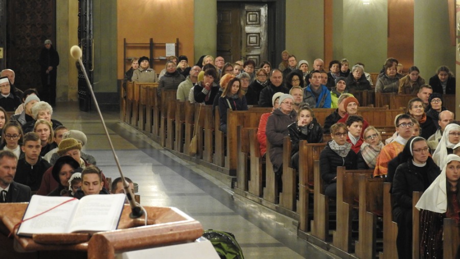 Korowód z doczesnymi szczątkami świętych. Przez miasto z modlitwą na ustach - foto