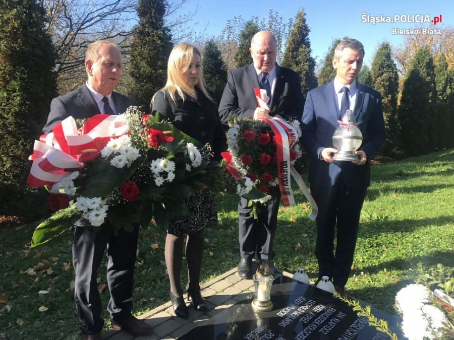 Znicze i kwiaty na grobach poległych. Hołd dla bohaterów