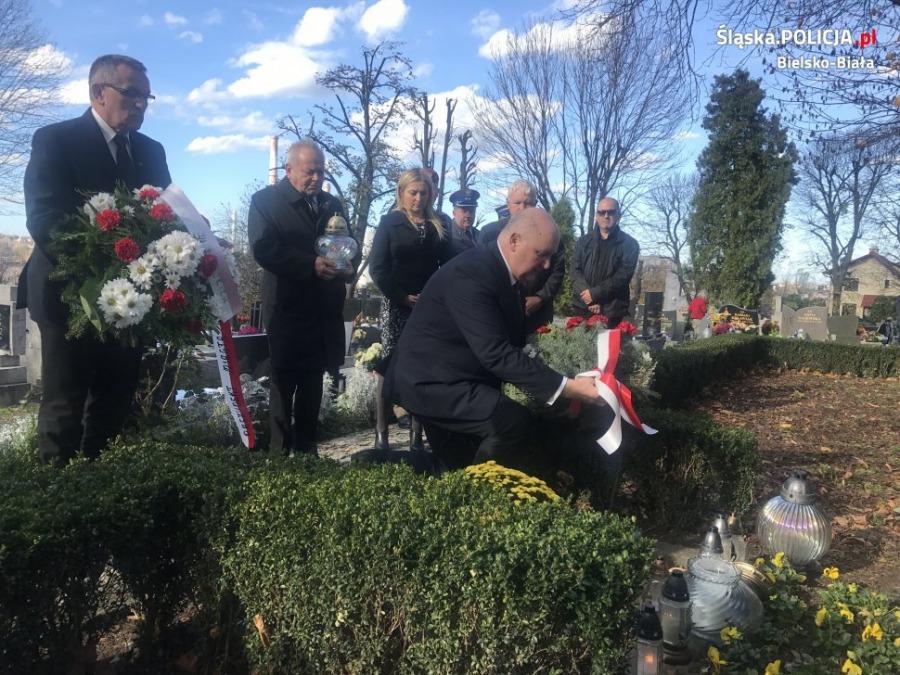 Znicze i kwiaty na grobach poległych. Hołd dla bohaterów