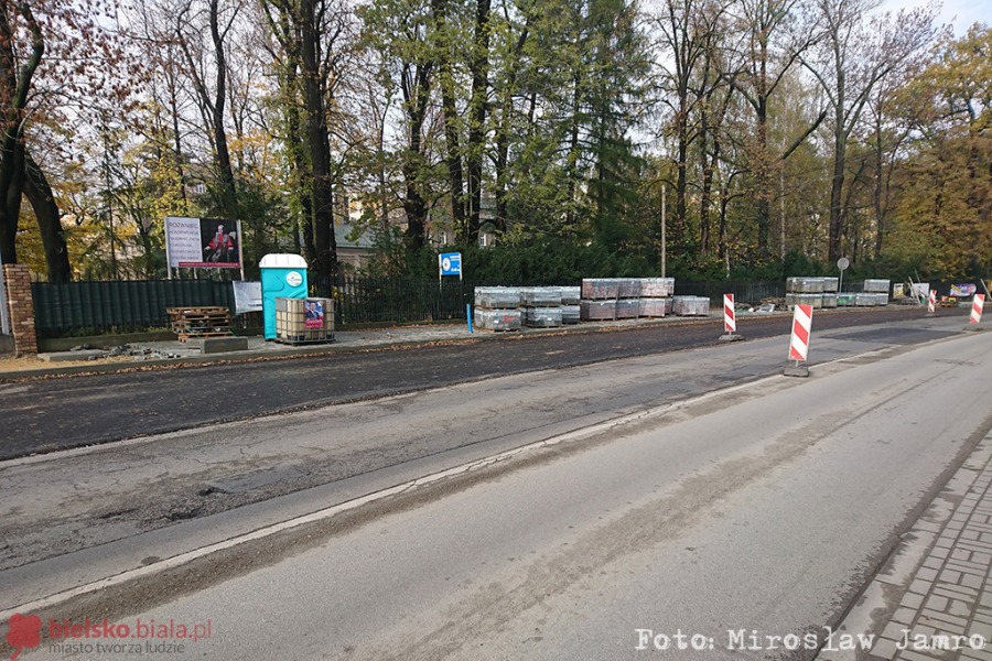 Układają asfalt na Żywieckiej. Drogowcy chcą zdążyć na mecz