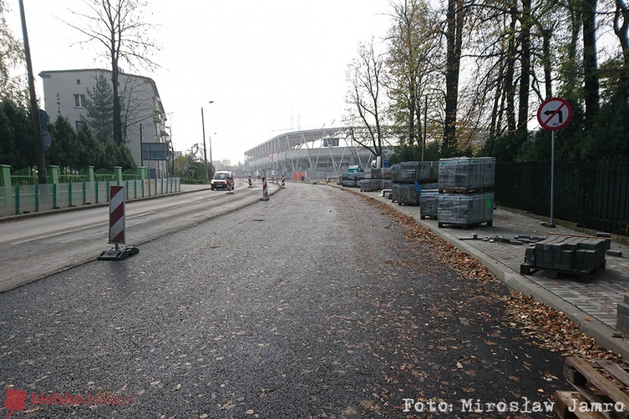 Układają asfalt na Żywieckiej. Drogowcy chcą zdążyć na mecz