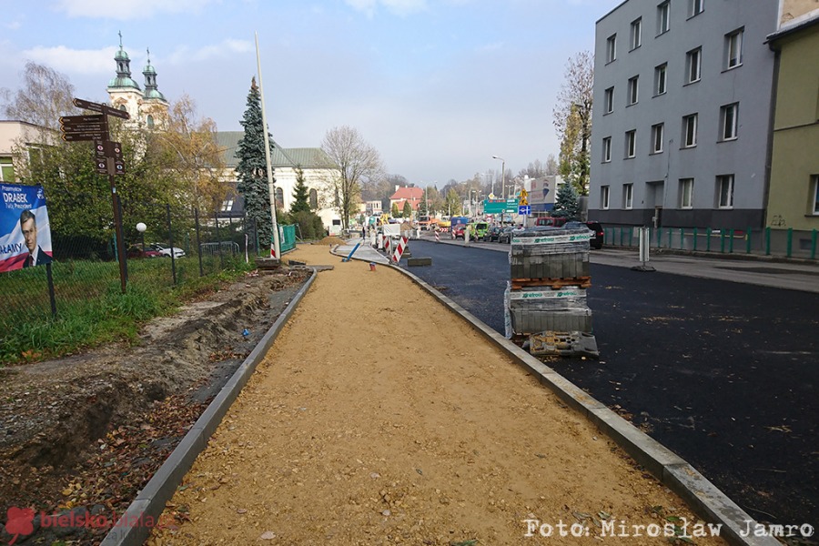 Układają asfalt na Żywieckiej. Drogowcy chcą zdążyć na mecz