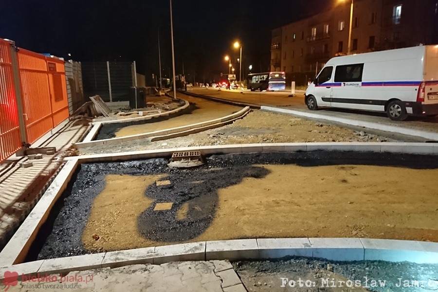 Układają asfalt na Żywieckiej. Drogowcy chcą zdążyć na mecz