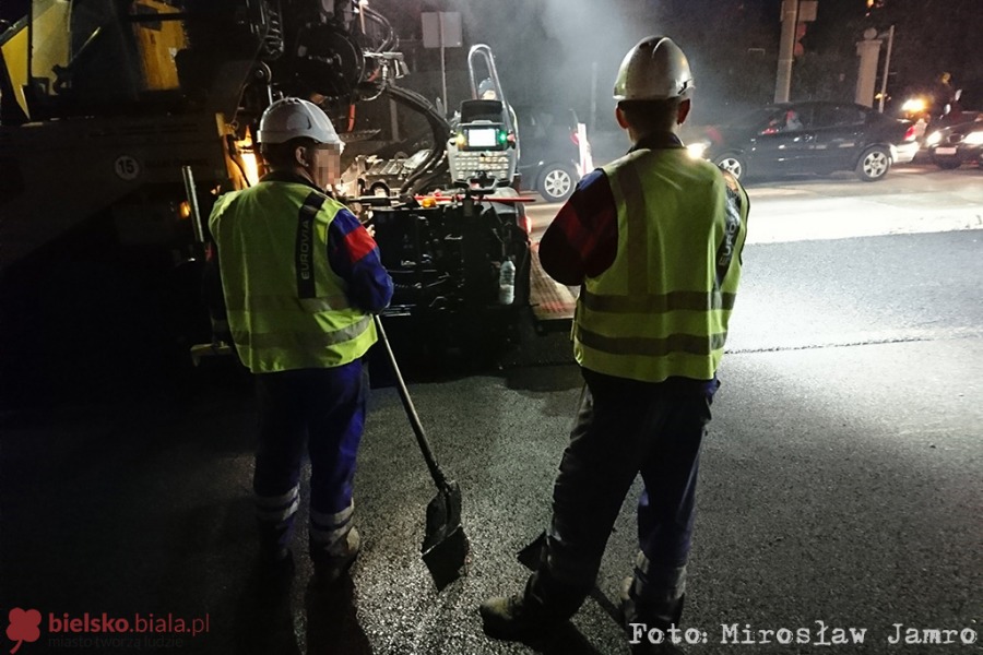 Układają asfalt na Żywieckiej. Drogowcy chcą zdążyć na mecz
