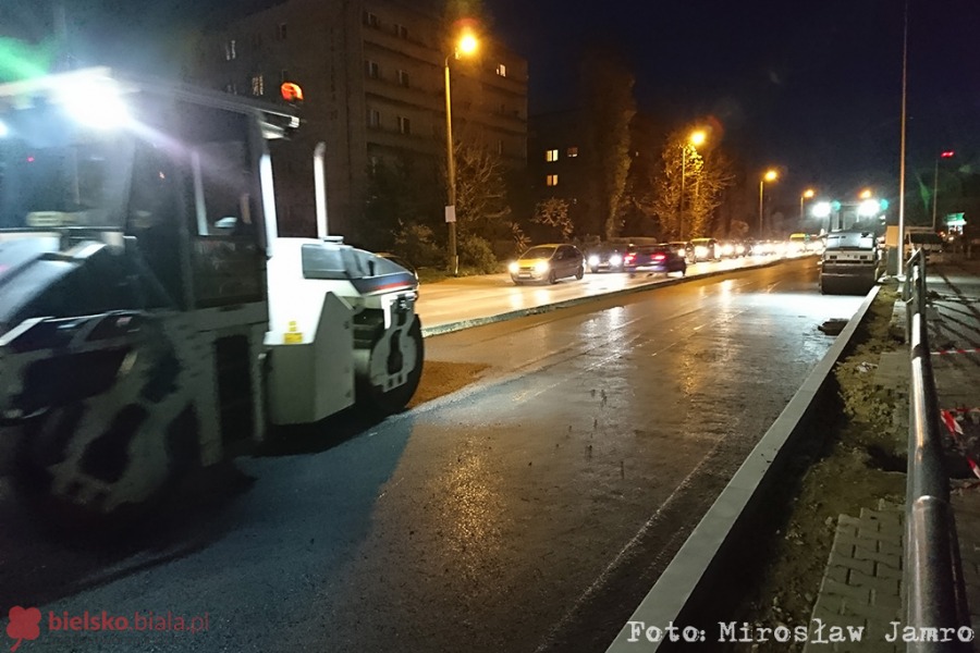 Układają asfalt na Żywieckiej. Drogowcy chcą zdążyć na mecz