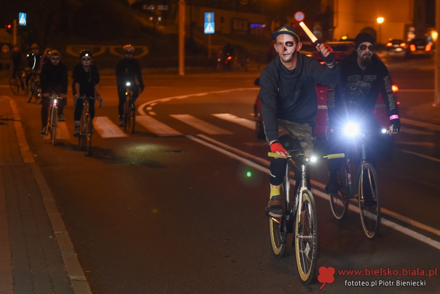 Korowód widm na rowerach na bielskich ulicach - foto