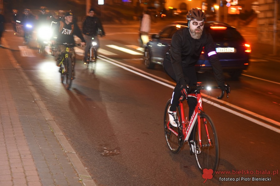 Korowód widm na rowerach na bielskich ulicach - foto