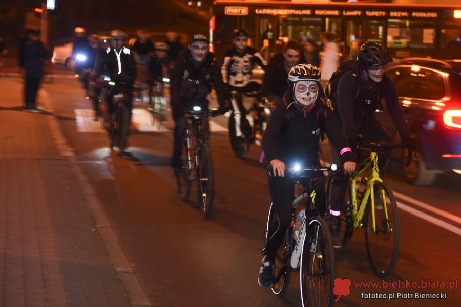 Korowód widm na rowerach na bielskich ulicach - foto