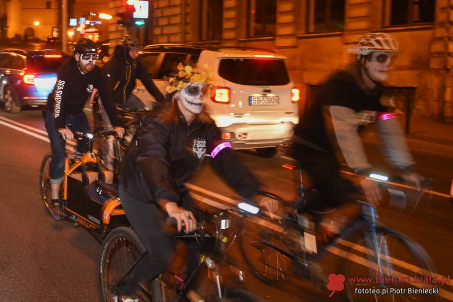 Korowód widm na rowerach na bielskich ulicach - foto