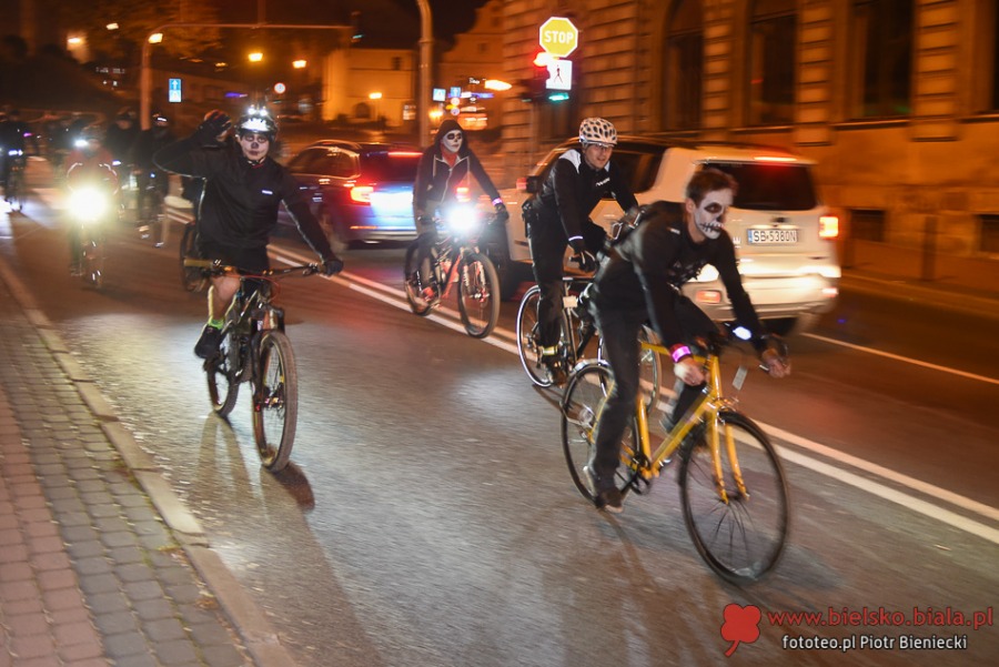 Korowód widm na rowerach na bielskich ulicach - foto
